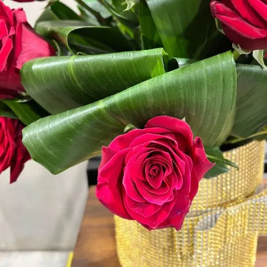 caja pote strass gold con rosas importadas